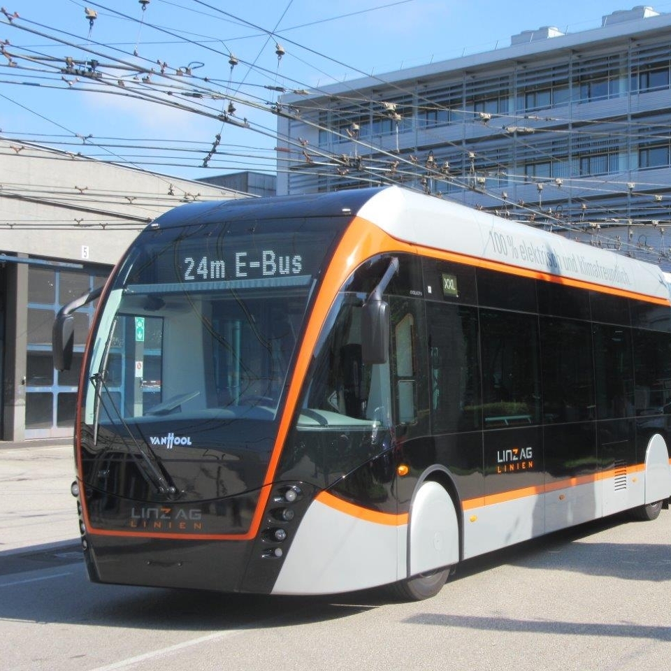 24,6 m – tolik budou mít na délku všechny trolejbusy dodané do Linze od společnosti Van Hool. Na snímku je první do Linze dodaný vůz budoucího ev. č. 222. (foto: Gunter Mackinger)