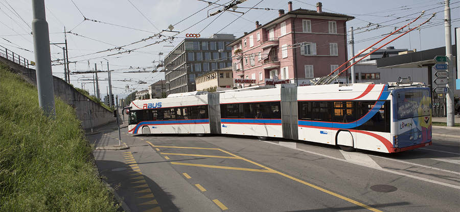 Všechno jde, když se chce. V Lausanne začal jezdit tříčlánkový trolejbus. (foto: tl)