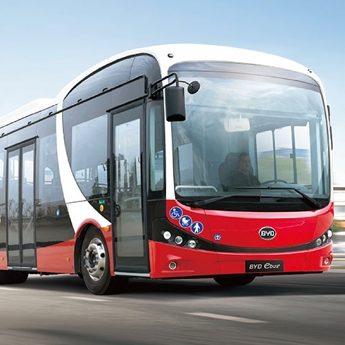 Nový elektrobus BYD o délce 8,75 m je řešen jako dvoudveřový LE autobus. (foto: BYD)