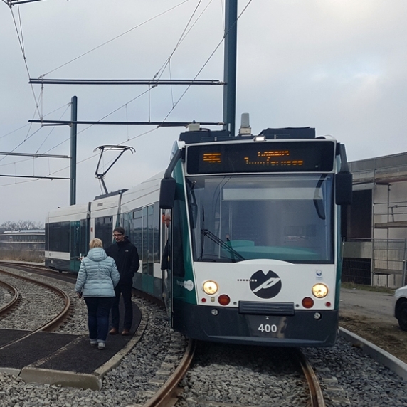 Prototyp tramvaje Siemens Combino ev. č. 400 je jediným obousměrným vozem v provozu v Postupimi. Na snímku je zachycen během jedné ze zkoušek na novou smyčku Campus Jungfernsee. (E. Pujanek, www.tram2000.de)