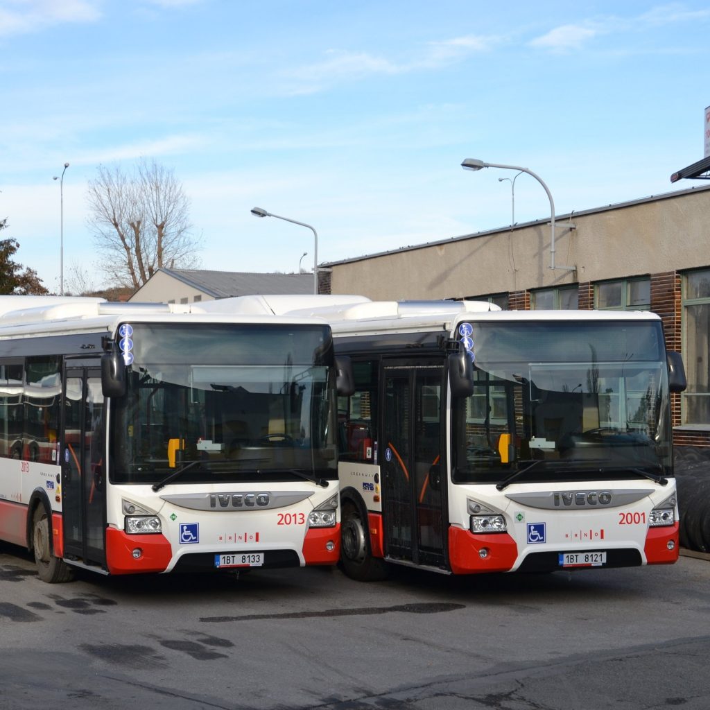 Autobusy Iveco Urbanway 18m Natural Power (s pohonem na CNG) brněnského DP. Celkem si DP pořídí 44 těchto autobůsů, jejichž financování z větší části zajistí EU. (foto: Ing. Jiří Černý)