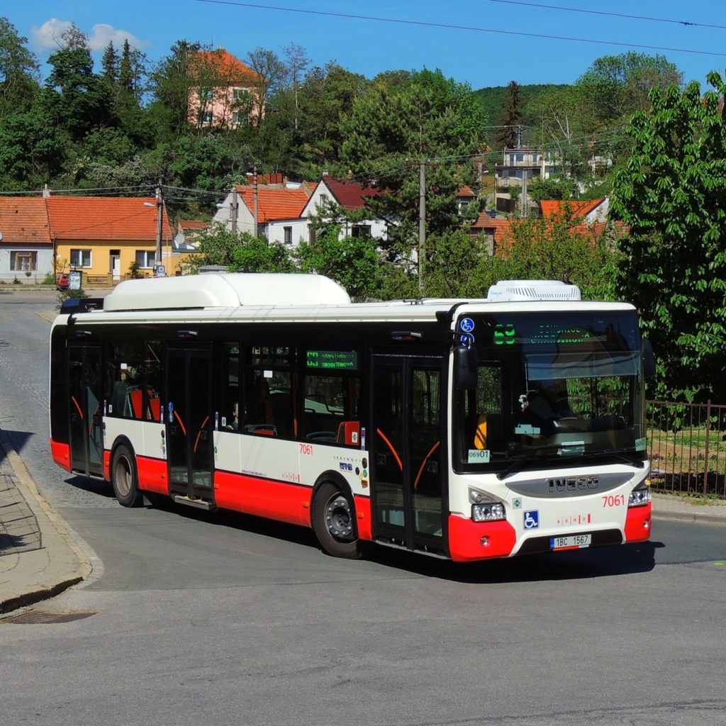 Autobus Iveco Urbanway 12m CNG ev. č. 7061 v Brně byl z výroby vybaven jen klimatizací pro řidiče. (foto: Vojtěch Zdražil)