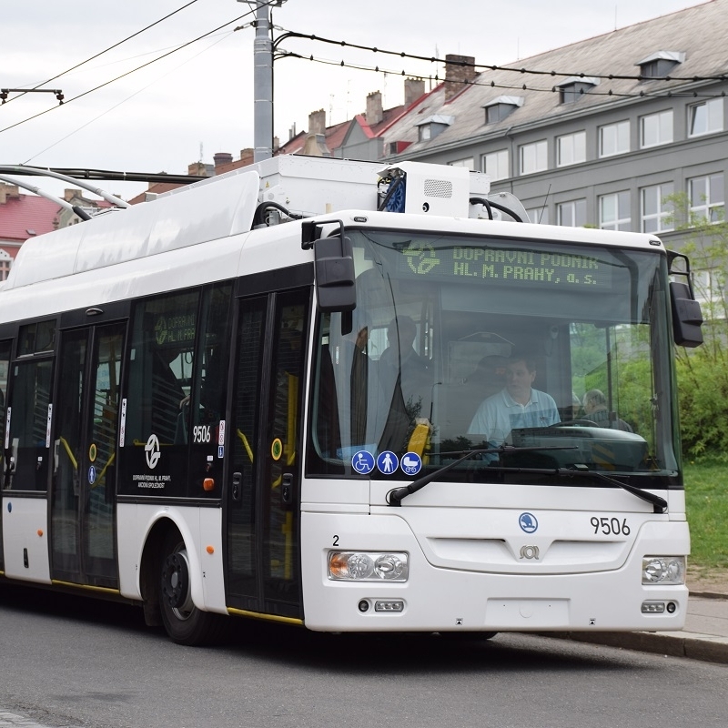 Trolejbus Škoda 30 Tr s již nalepeným ev. č. 9506 během zkoušky nabíjení na Palmovce. (foto: DPP; Petr Ludvíček)