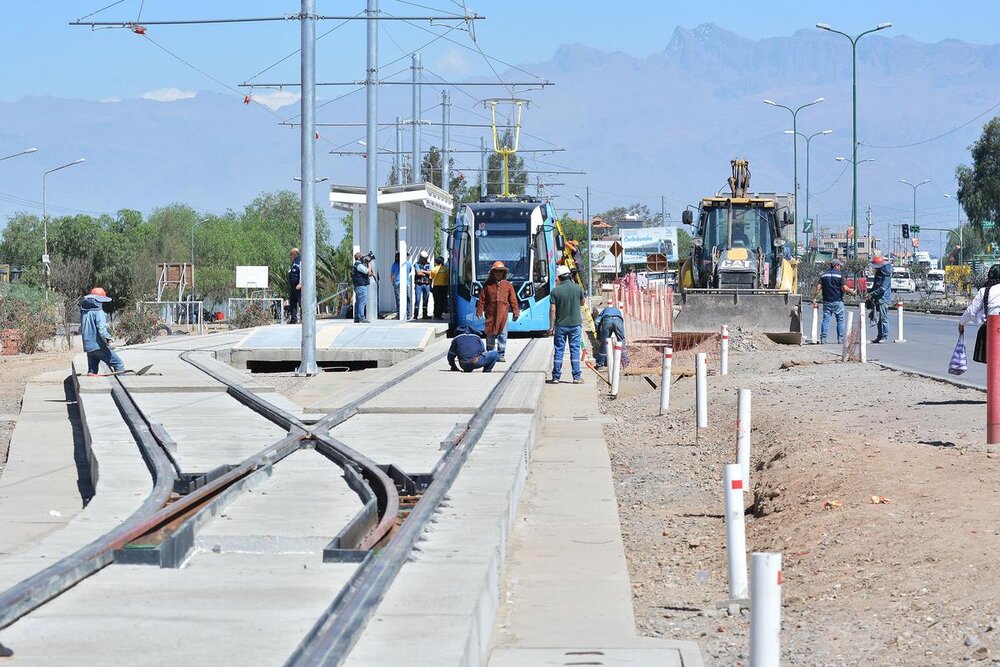 Už letí… Cochabambský “čižik” začal polykat první kilometry. (foto: Bolivianpride / skyscrapercity.com)