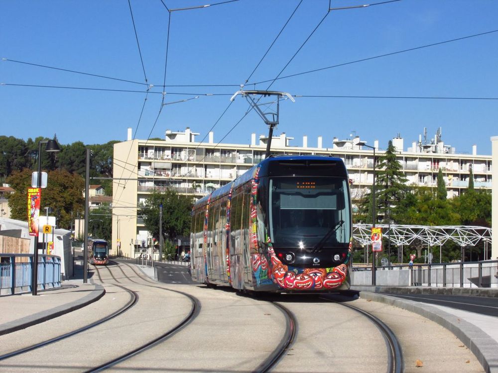 Tramvaj ev. č. 002 odjíždí ze stanice Martin Luther King směrem k nádraží.