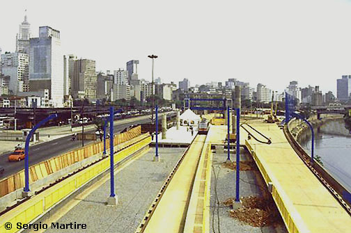 Severní konečná fura-fily Terminal Parque Dom Pedro II (vlevo jde vidět centrum města). Na podzim 2000, kdy byl tento snímek pořízen, byla konečná nedokončená a nikdy se ji dostavět nepodařilo. Dnes je na jejím místě konečná autobusového BRT systému Expresso Tiradentes zvaná Terminal Mercado.
