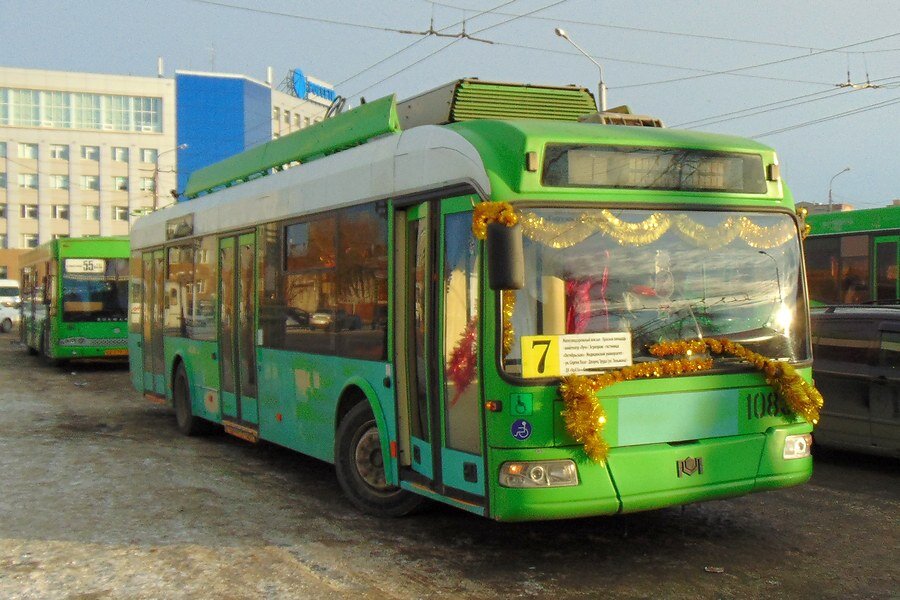 Vyzdobený trolejbus BKM 321 v&nbsp;Krasnojarsku. (foto: МКУ «Красноярскгортранс»)