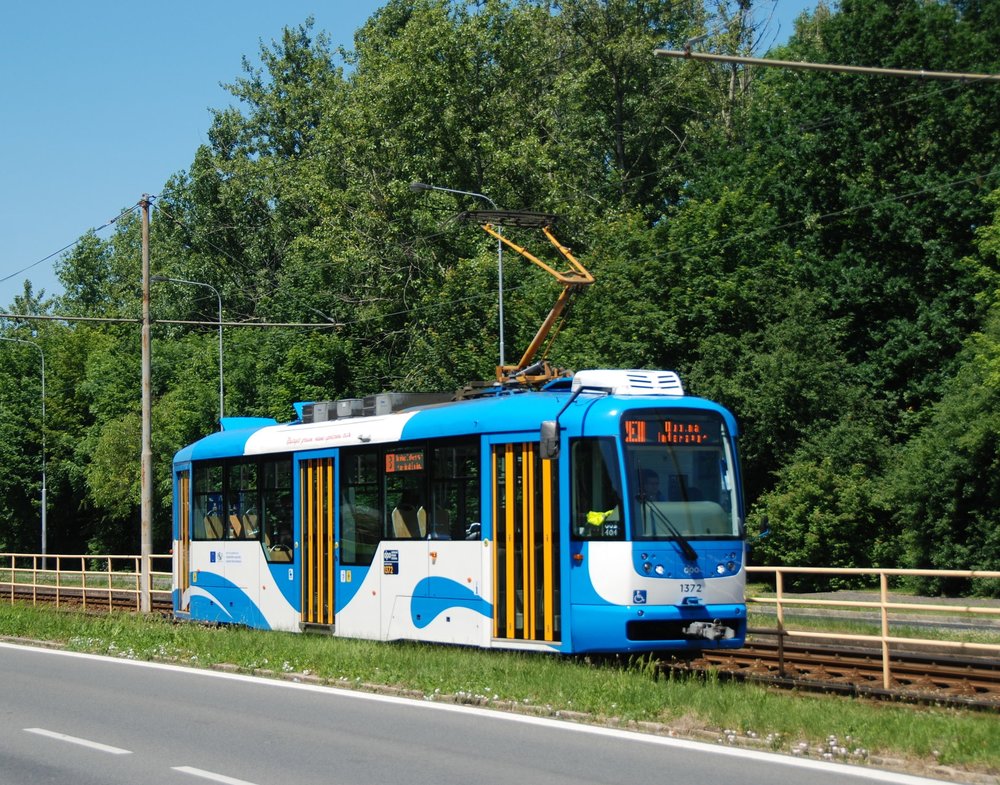Doplnění LCD monitorů by se mělo týkat i tramvají VarioLF. Část z nich v minulosti dopravce zakoupil za přispění EU, v zadávací dokumentaci však LCD monitory nepožadoval. Nyní je tedy bude muset pro potřeby vozidel dokoupit. (foto: Libor Hinčica)