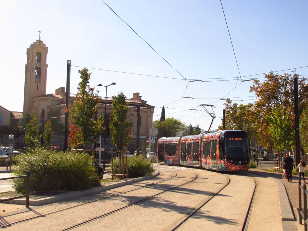 Vůz ev. č. 001 v oblouku u zastávky Piscine Alain Bernard.