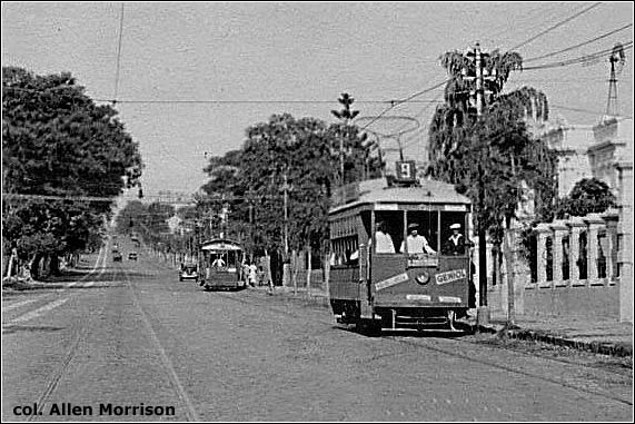 Na pohlednici s třídou Mariscal López (rok 1940) vidíme vzadu anglický vůz v původním stavu, v popředí další anglický vůz, ovšem po rekonstrukci. Mohly být bílé pruhy vyobrazené na levé straně snímku pozůstatky parní tramvaje?