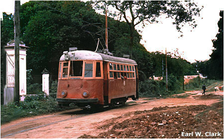 Na snímku z roku 1963 vidíme v lokalitě Fernando de la Mora (dnes téměř 200tisícové město sousedící s Asunciónem) blíže neidentifikovanou tramvaj. (foto: Earl W. Clark / sbírka Allena Morrisona)