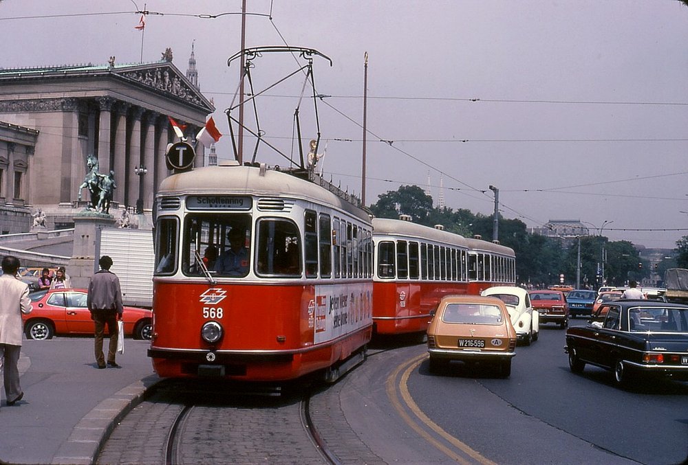 Pohled na tramvaj typu L4 ve Vídni. Stejný typ posloužil pro natáčení filmu o Jamesi Bondovi, jehož děj se odehrával částečně v Bratislavě. (foto: Wikipedia.org/TARS631)