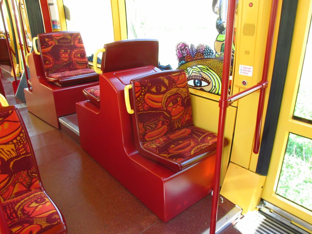 Sedačky pro cestující v interiéru tramvaje ev. č. 008.