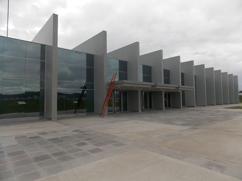 Navenek vypadá stanice El Labrador jako hotová, uvnitř ale vládne čilý stavební ruch, neboť teprve před pár dny odsud vyrazila na svou pouť razicí souprava. Stanice Magdalena už částečně slouží, tedy jen povrchové dopravě. (snímek: Metro de Quito)