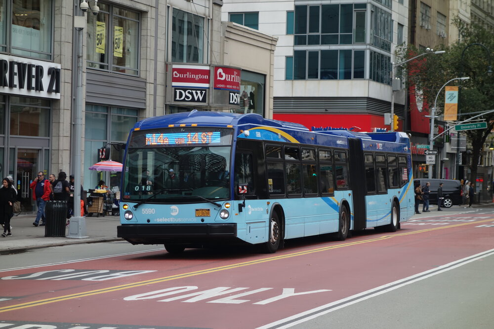 Autobus linky M14 na vyhrazeném pruhu na 14th Street. (zdroj: Wikipedia.org)