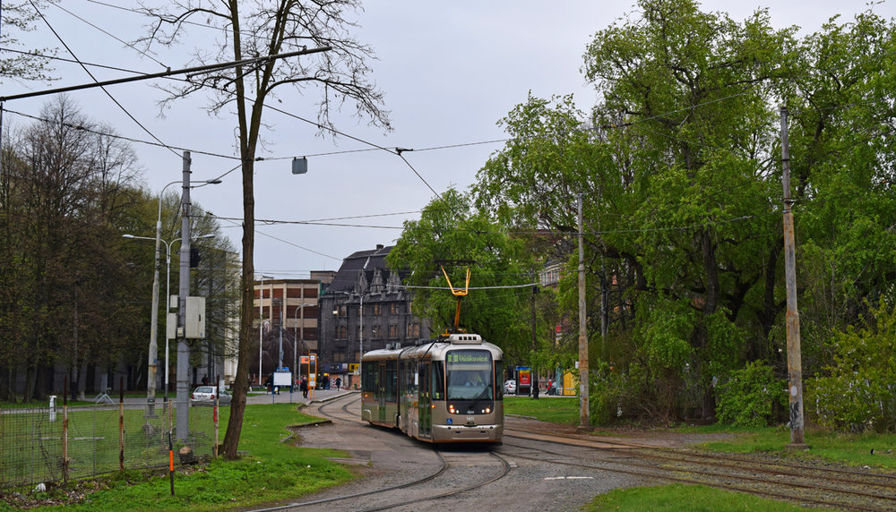 Jediná ostravská tramvaj typu VarioLF2+ ev. č. 1411 vjíždí na smyčku Výstaviště. (foto: Petr Bystroň)