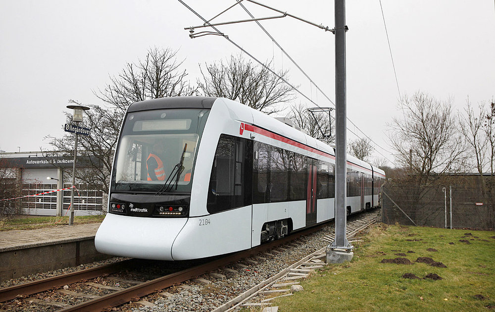 Stadler Tango na zkušební trati poblíž Aarhusu. (foto: Letbanen)