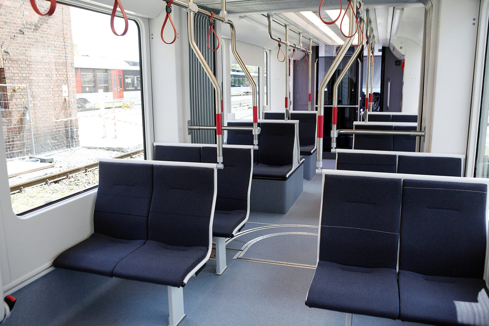 Interiér vozu Variobahn od Stadleru pro Letbanen. (foto: Letbanen)
