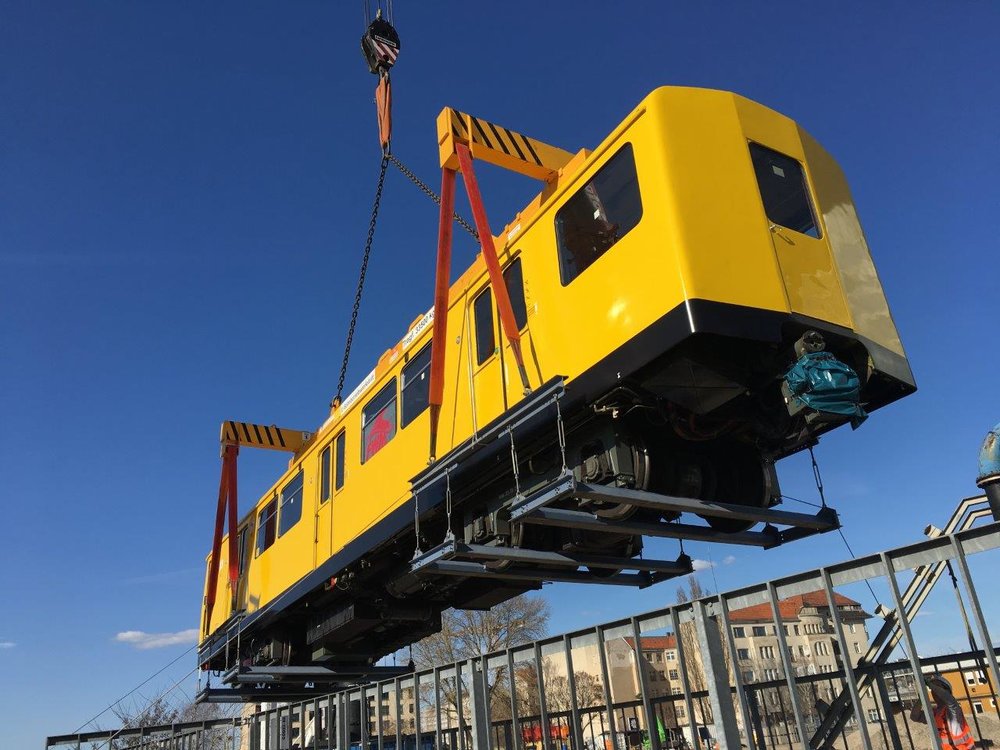 Vagóny metra musejí být spuštěny do otevřené části tunelu jednotlivě pomocí speciálního jeřábu. (foto: Markus Jurziczek)