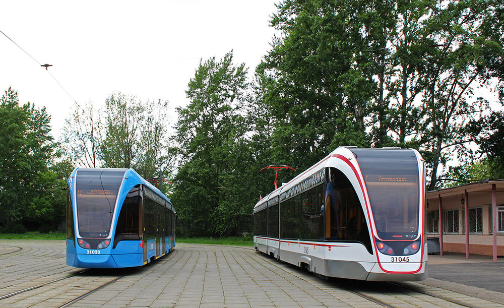 Na konečné Medvedkovo v severní části města. Linka č. 17 byla první, na které začal být testován samoobslužný způsob odbavování cestujících namísto tradičních průvodčích. Právě na tuto linku byly nové vozy prioritně nasazeny a dnes na ní jiné ani nenajdeme. (foto: Alisa Kalinkina) 