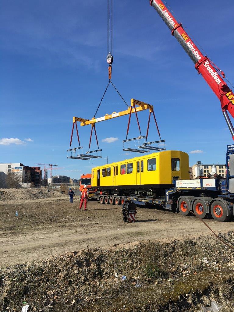 Příprava na spuštění metra do podzemí na trase U55. Na místo je metro dopraveno pomocí trajleru společnosti Universal Transport, která se na přepravu podobně náročných nákladů specializuje. (foto: Markus Jurziczek)