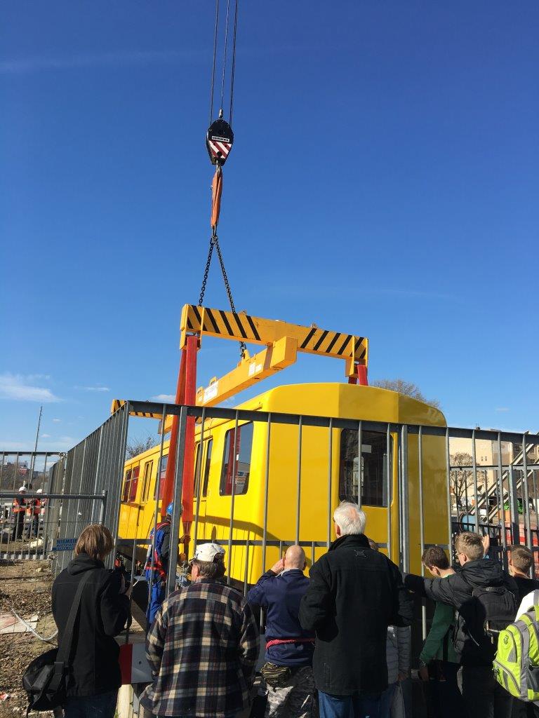 Dora mizí v podzemí. 