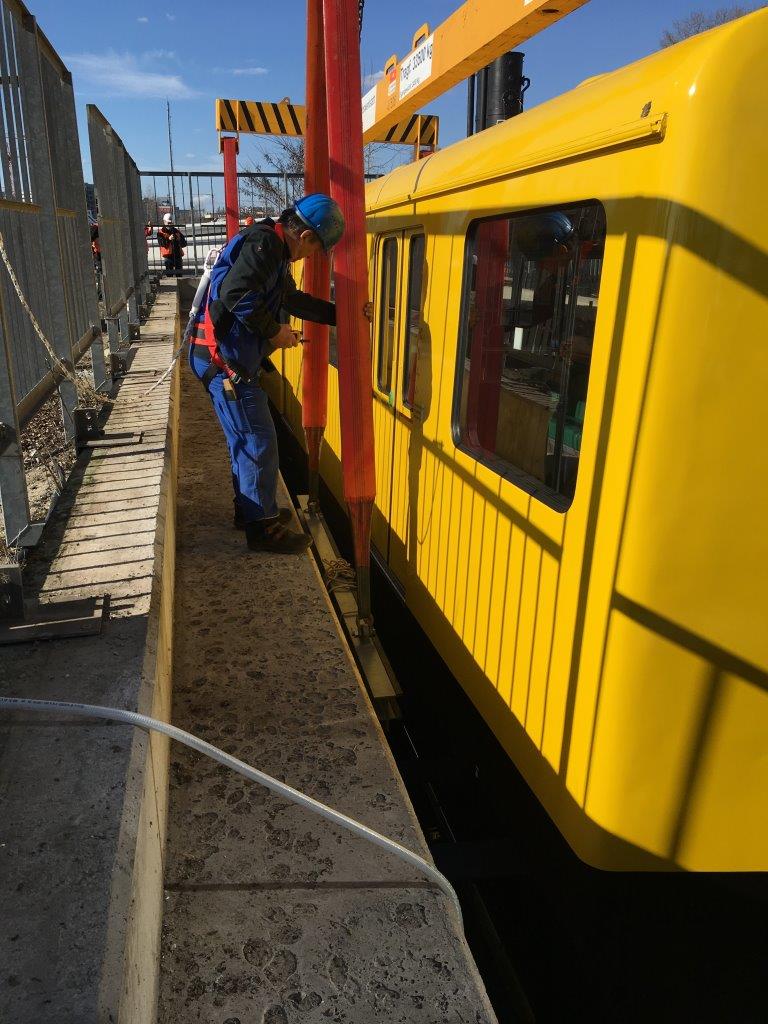Prostor jámy není příliš velký, takže spouštění musí probíhat mimořádně pomalu. (foto: Markus Jurziczek)