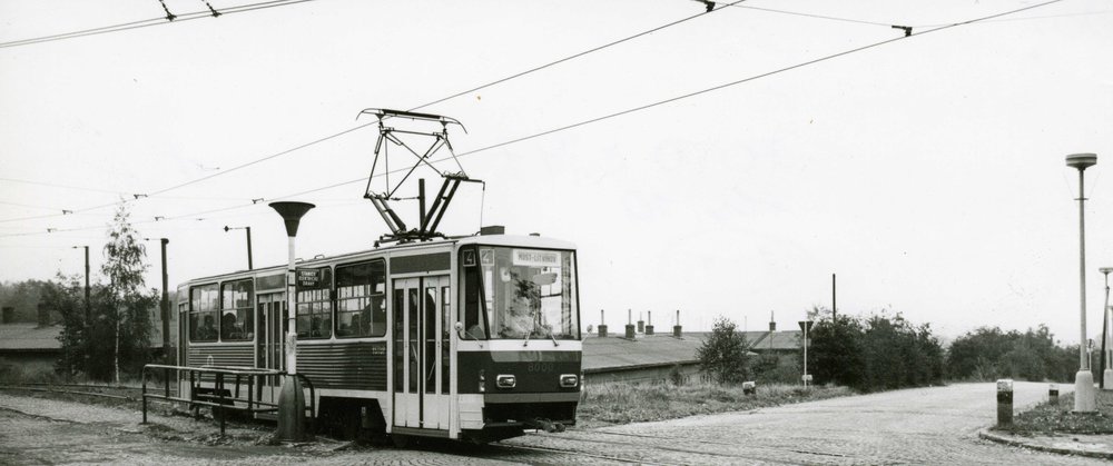 Tramvaje T5A5 (původně značená jen jako T5) byla v říjnu 1974 předána do DP měst Mostu a Litvínova. Právě v jeho službách byla tramvaj vyfotografována. (sbírka: Libor Hinčica)