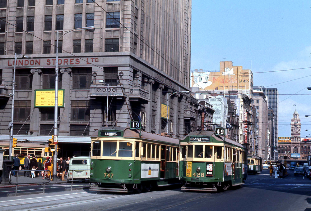 Češi mají svůj fenomén v podobě vozů T3, australské Melbourne zase vozy řady W, které jsou dodnes provozovány na okružní turistické lince. Tyto vozy si vyráběl dopravce sám od 20. let 20. století po dobu tří desítek let v různých sériích. Na snímku vidíme vozy řady W5 ev. č. 747 a W2 ev. č. 428 na křižovatce ulice Elizabeth Street a Bourke Street dne 29. 9. 1979. (foto: John Ward)