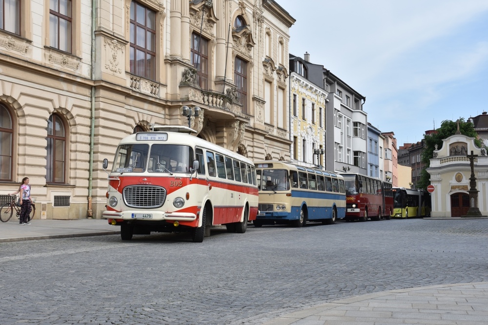 Na přerovské náměstí právě vjíždí průvod autobusů, které se ve městě prezentovaly v sobotu dne 28. 5. 2016. V čele je možné vidět vůz Škoda 706 RTO MTZ zapůjčený z TM Brno. (foto: Miroslav Halász)