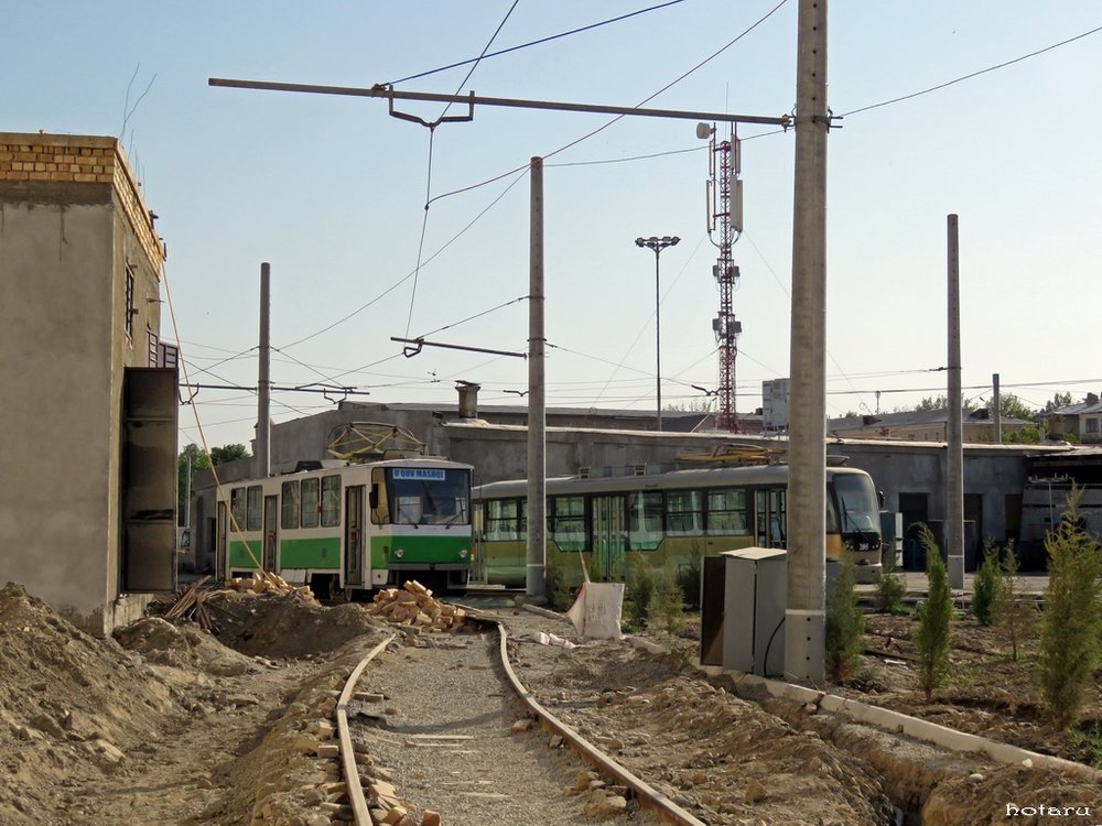 Ve vozovně, která byla zprovozněna na jaře 2017. Přístup do ní se nachází z nové tramvajové trati, jejíž první úsek ve směru od nádraží tak byl zprovozněn o něco dříve, avšak bez přepravy cestujících. (foto: Kirill Markin)