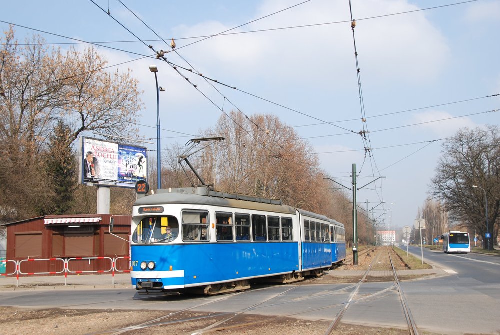 Celkem 33 vozů typu E1 pořídil Krakov v letech 2004-13 z rakouské Vídně. Tři z nich posloužily jako zdroj náhradních dílů, zbylých 30 bylo zařazeno do provozu. Dodnes jich v ulicích města můžeme potkat 28. Na snímku vidíme vůz ev. č. 107 (dnes HW107) z roku 1967, jenž sloužil ve Vídni do roku 2004 pod ev. č. 4461. (foto: Libor Hinčica) 
