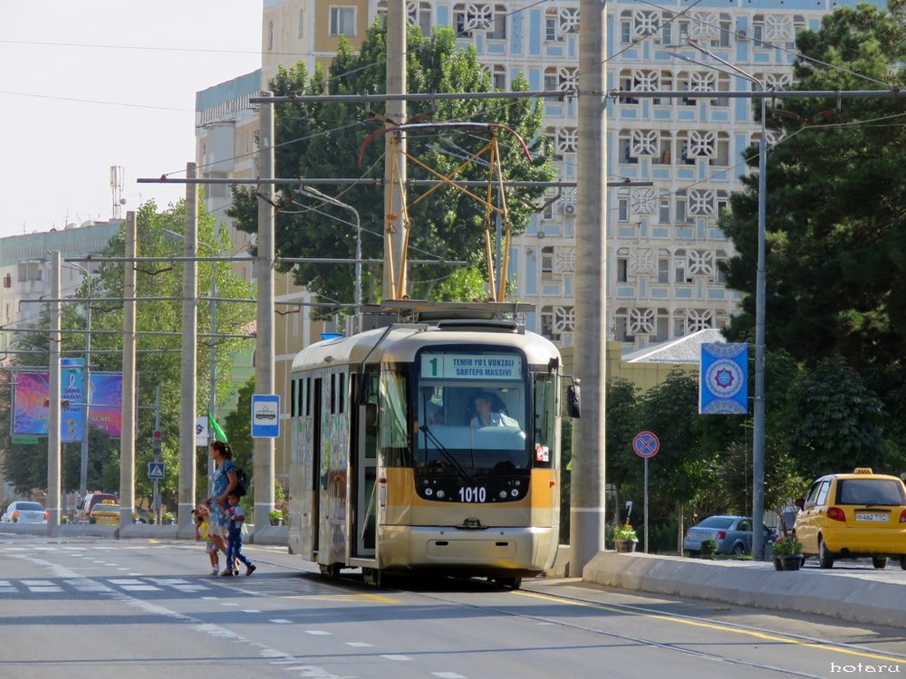 Tramvaj s jedinou řidičkou samarkandských tramvají. Snímek pochází z první tramvajové trati a byl pořízen loni v létě. (foto: Kirill Markin)