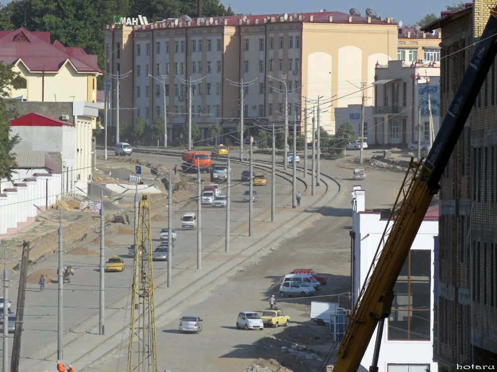 Stavba nové trati na dvou snímcích z konce srpna 2017. (foto: 2x Kirill Markin)
