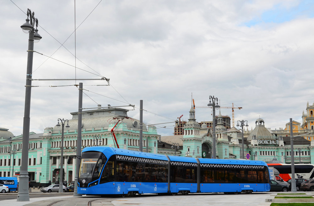 Tramvaj Vitjaz'-M na novém úseku vedenému k Běloruskému nádraží na konečnou Tverskaja Zastava. Po neutěšených letech se letos poprvé moskevská tramvajová síť opět rozšířila, byť jen o zhruba km. Pravidelný provoz k nádraží byl zahájen 9. 9. 2017. (snímek: I. S. Miščenkov)