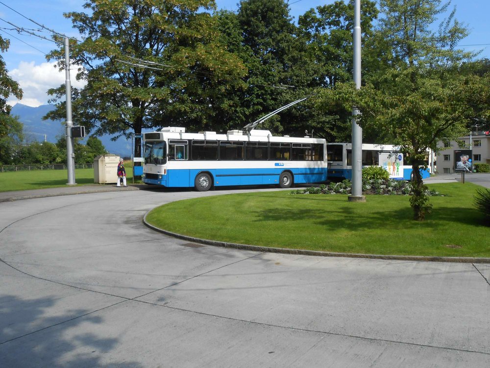 Na konečné Hinterhof se loni vyjímal trolejbus typu NAW / Hess / Ramseier+Jenzer spolu s přívěsem. Většina trolejbusů tohoto typu skončila v posledních čtyřech letech v chilském Valparaísu. (foto: Michal Mervart)