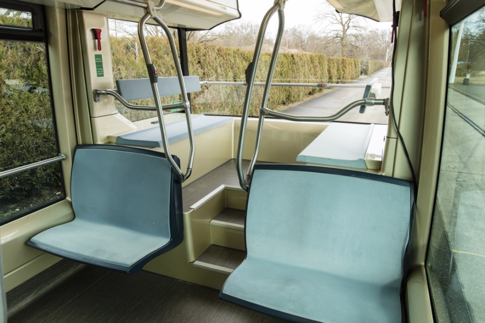Zadní vyvýšená plošina s lavicemi pro cestující. (zdroj: Alstom)