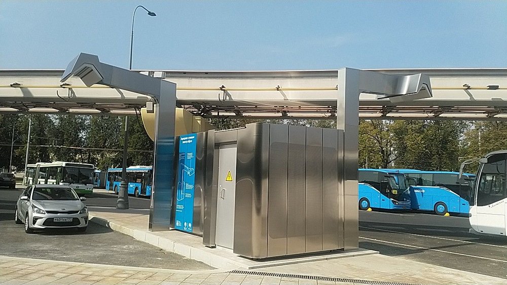 Vůbec první nabíjecí stanice u VDNCh zprovozněná v září 2018 (foto: Maksim Katz). Vpravo vidíme stojan na konečné Ussurijskaja ulica zřízený před několika týdny (foto: Afanasij Voroncov). Jak jde vidět, designová stránka v druhém případe utrpěla a celý pochybný projekt tak oslavovaný moskevskou radnicí se tím jen dále degraduje.