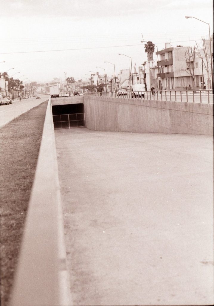 Snímek z poloviny 70. let zachycuje tunel pod novou třídou Federalismo ještě před tím, než do něj bylo nainstalováno trolejbusové trolejové vedení. (zdroj: kolekce Stephena Scalza / Scalzo Collection)