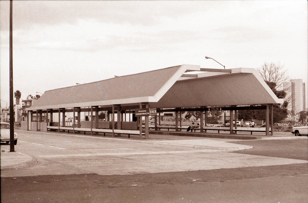 Nadzemní stanice Colón před zatrolejováním. V 80. letech se z ní stala podzemní stanice Washington. (zdroj: kolekce Stephena Scalza / Scalzo Collection)