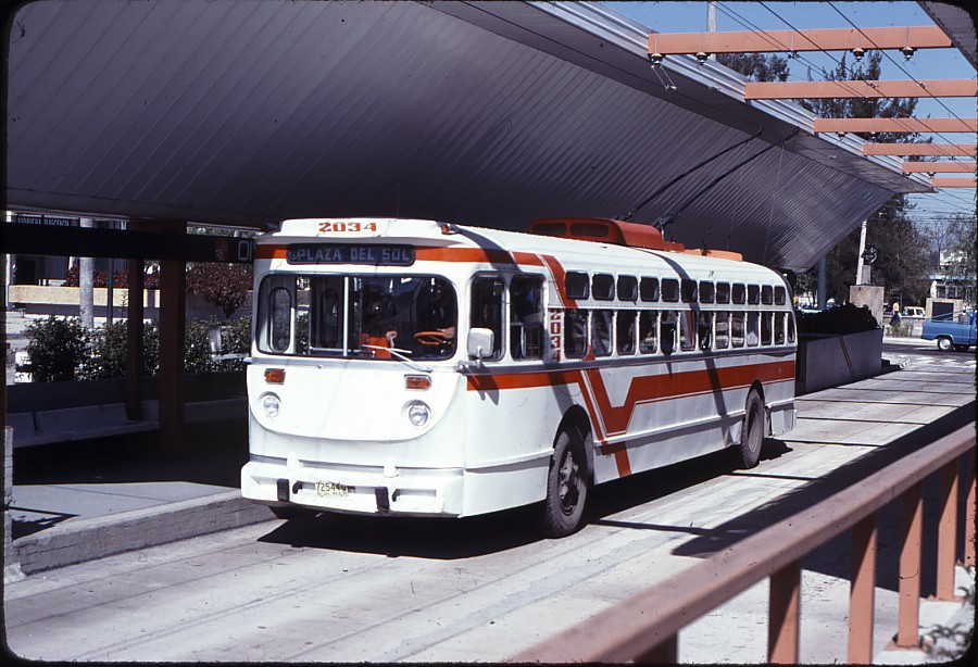 Trolejbus ve stanici División del Norte dne 22. 11. 1977. (zdroj: kolekce Stephena Scalza / Scalzo Collection)