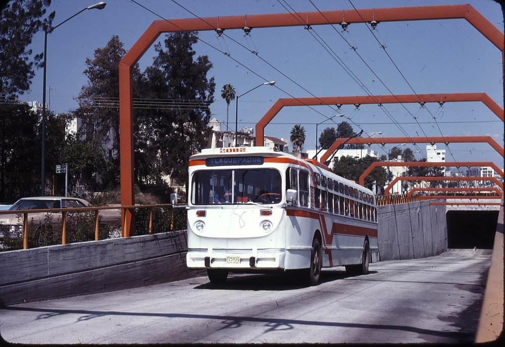 Výjezd z tunelu k jižně ležící okrajové stanici Colón téhož listopadového dne roku 1977. (zdroj: kolekce Stephena Scalza / Scalzo Collection)