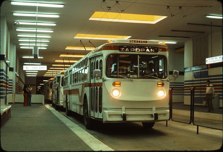 Podzemní stanice Mezquitán s ex-chicagskými trolejbusy dne 4. 11. 1977. (zdroj: kolekce Stephena Scalza / Scalzo Collection)