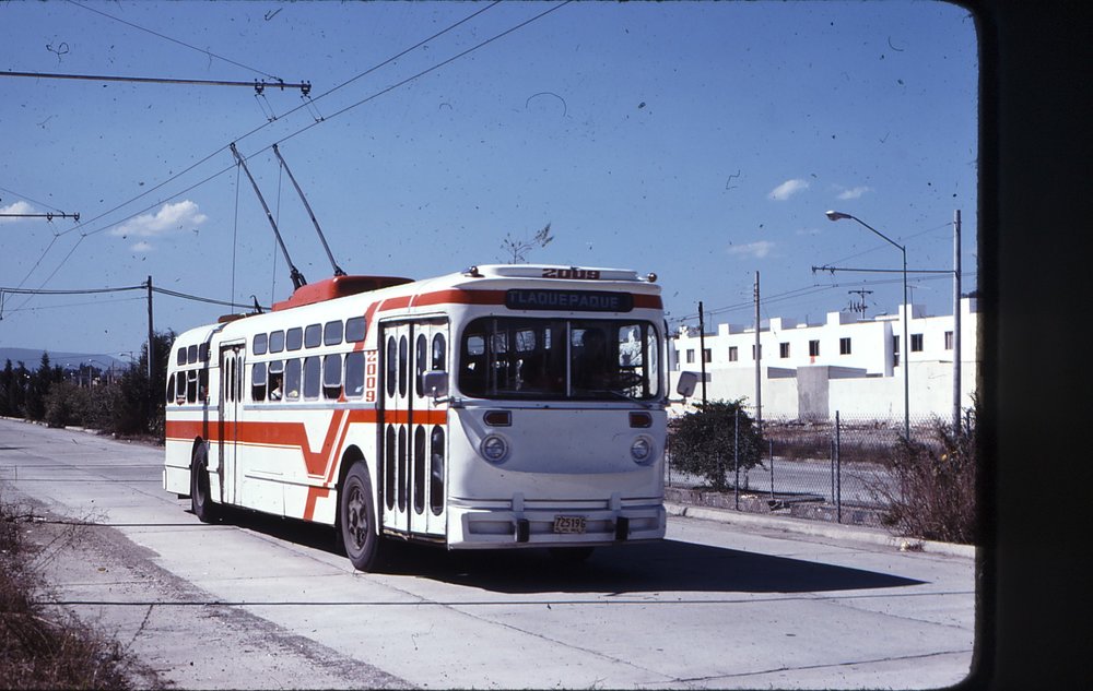 Na třídě Patria na severozápadě města byl dne 22. 11. 1977 zachycen trolejbus ev. č. 2009. (zdroj: kolekce Stephena Scalza / Scalzo Collection)
