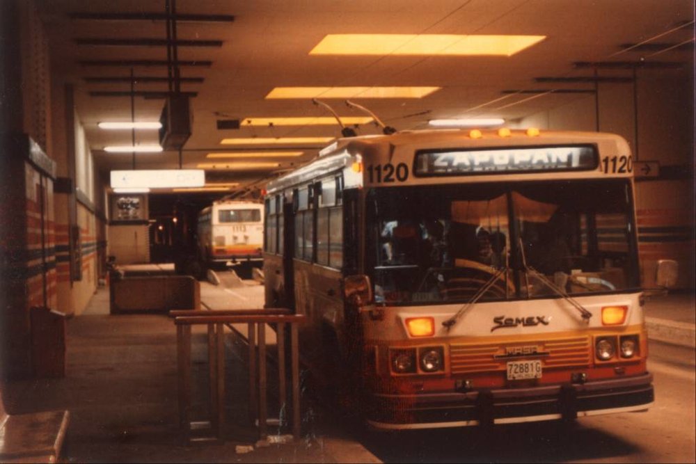 Po nějakou dobu se trolejbusy otáčely na točně, která byla zřízena přímo v tunelu. (foto: Foster Palmer, sbírka Harry Porter / Foster Palmer photo from the Harry Porter collection)