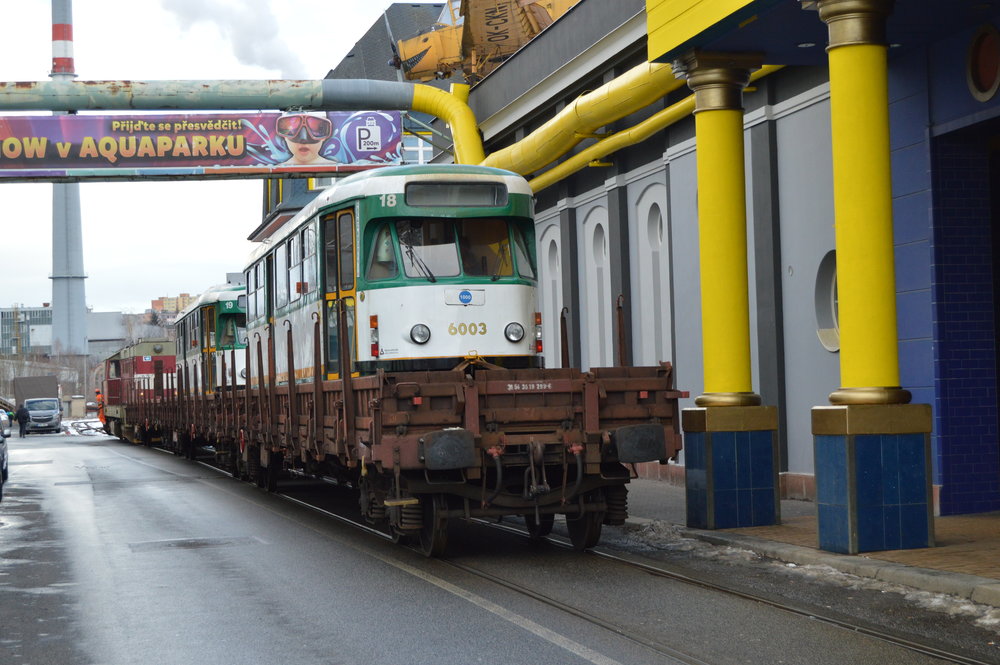 Tramvaje T2R původních ev. č. 18 a 19 opouštějí Liberec. (foto: Zdeněk Mazánek)