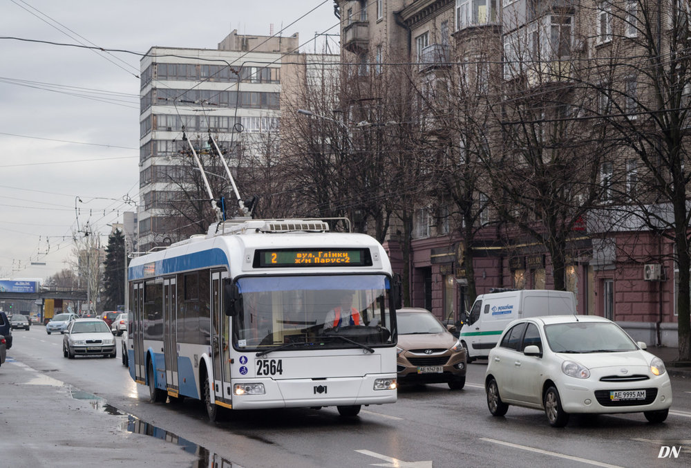 Dněpropetrovsk do trolejbusů investuje dlouhodoběji. Již roku 2011 přivítal 11 vozů BKM 321, jeden z nich je i na tomto snímku z 15. prosince 2017. (foto: Artjom Agejev) 