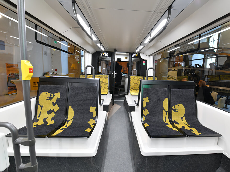 Jedním z propagovaných rysů nové tramvaje měla být nová sedadla cestujících. Právě s nimi ale výrobce u návštěvníků mockupu narazil a přislíbil hledat alternativní řešení. (foto: DVB AG)