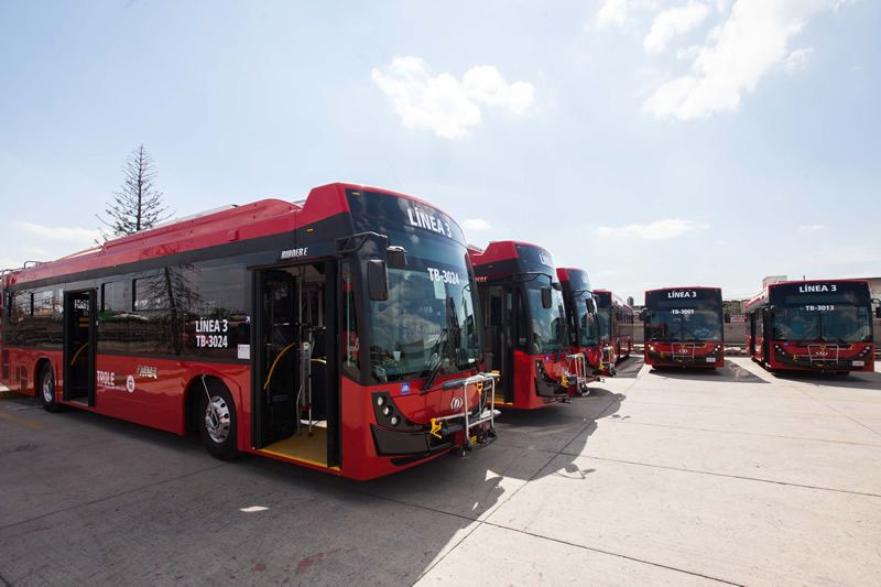 Flotila trolejbusů ještě před nasazením do provozu. (foto: 2x SITEUR)