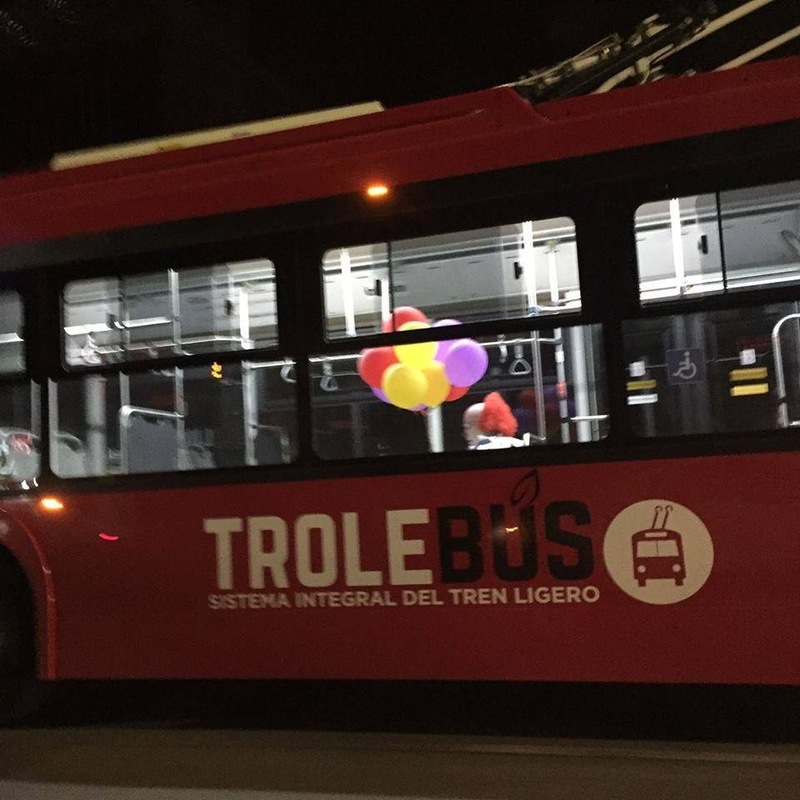 Loni na podzim se v guadalajarském trolejbuse projel i děsivý klaun. Autora této fotografie se bohužel nepodařilo vypátrat. 